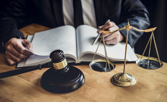 Может ли свидетель стать обвиняемым прямо в суде? Что говорит УПК РФ.
